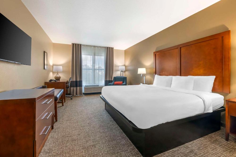 King Room - Non-Smoking interior